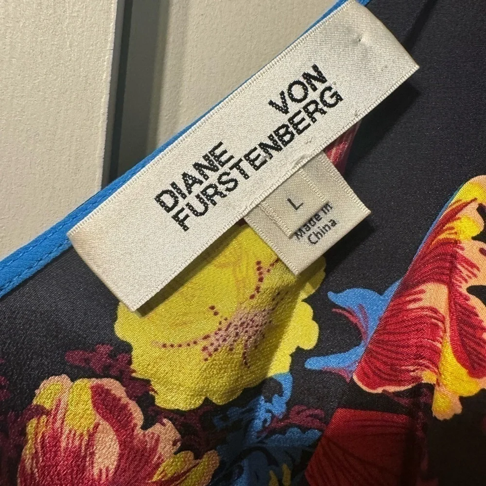 $300 100% Silk Diane Von Furstenberg Top - Picture 5 of 7